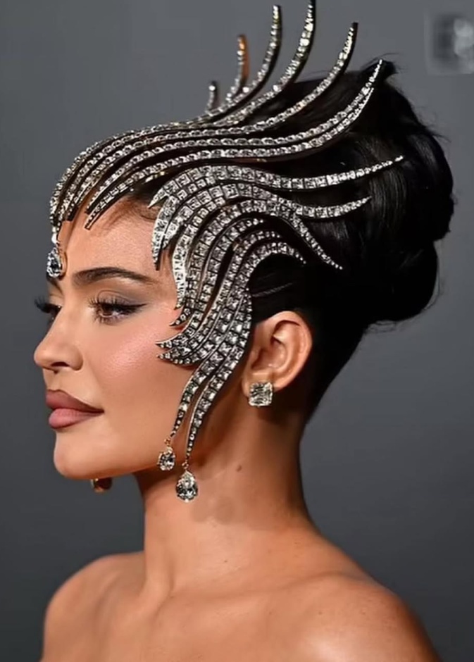 إطلالات لا تنسى لخبير الشعر Jesus Guerrero بعد رحيله