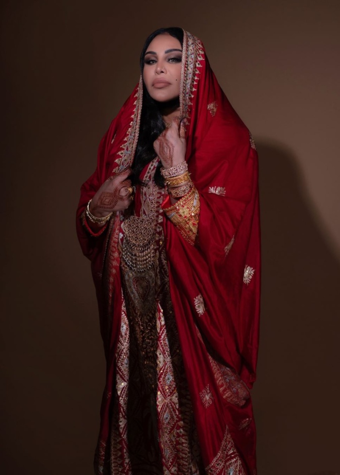 الفنانة أحلام تتألق بثوب نجدي من مجموعة الدكتورة ليلى البسام 