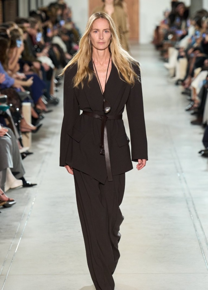 بدلة رسمية من Michael Korsمجموعة خريف شتاء 2025للملابس الجاهزة