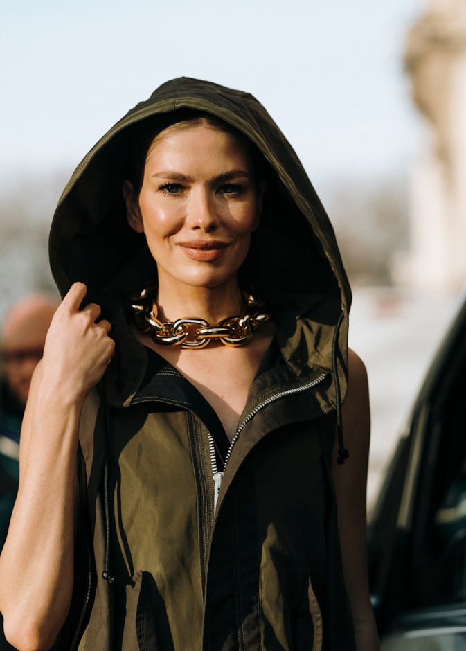 تنسيق الجنزير في إطلالة ستريت ستايل