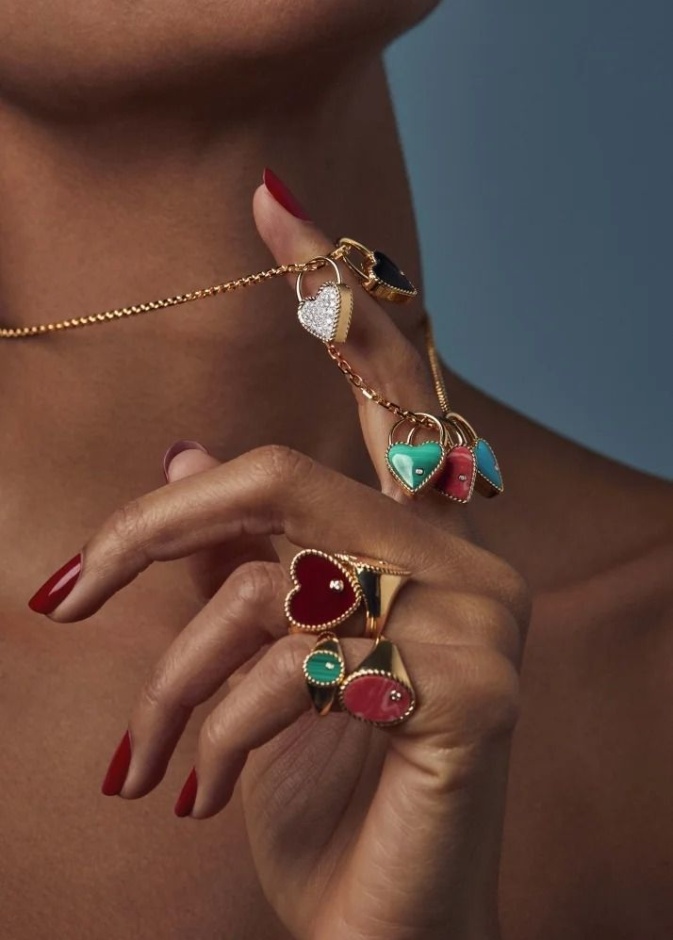 مجوهرات بشكل القلب لاطلالتك الرومانسية في فبراير الصورة من YVONNE LÉON