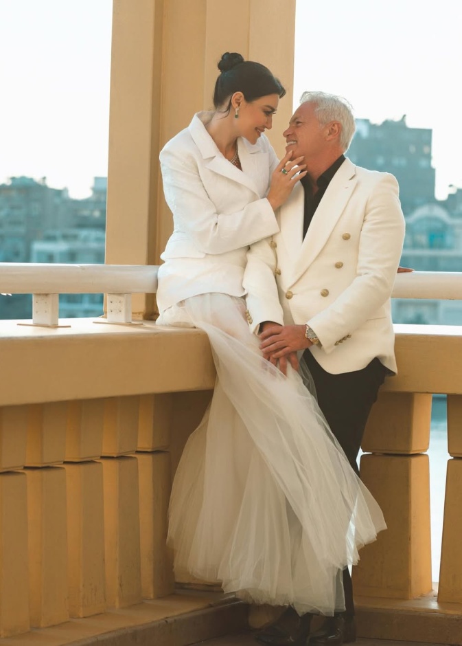 نظرات حب رومانسية بين اروى وزوجها