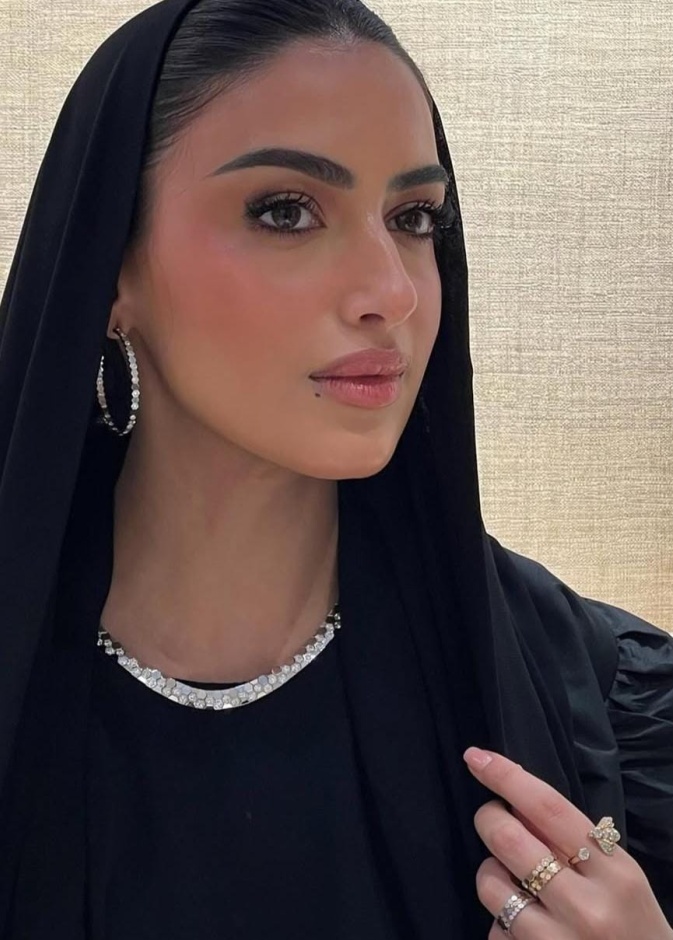 يارا النملة بمجوهرات شوميه