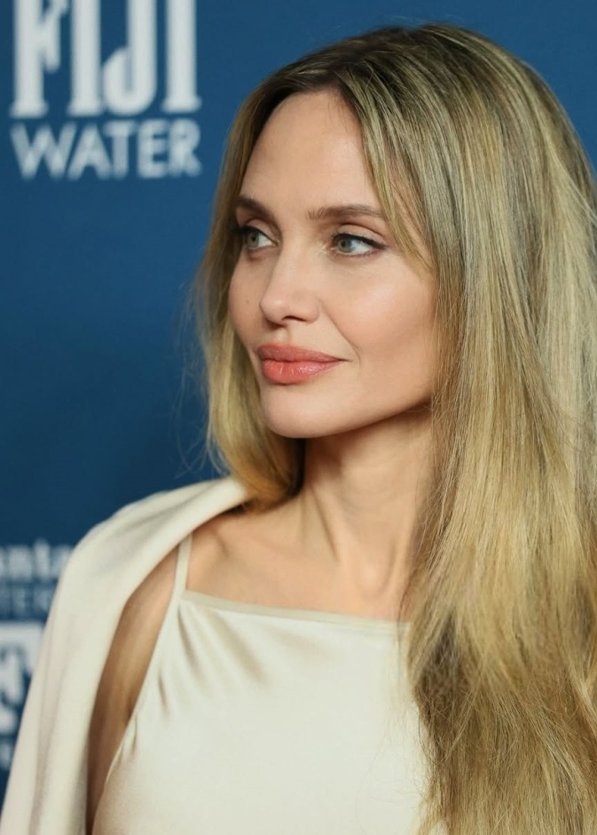 أنجلينا جولي تحاكي جيل الشباب بصيحات جمالية متميّزة