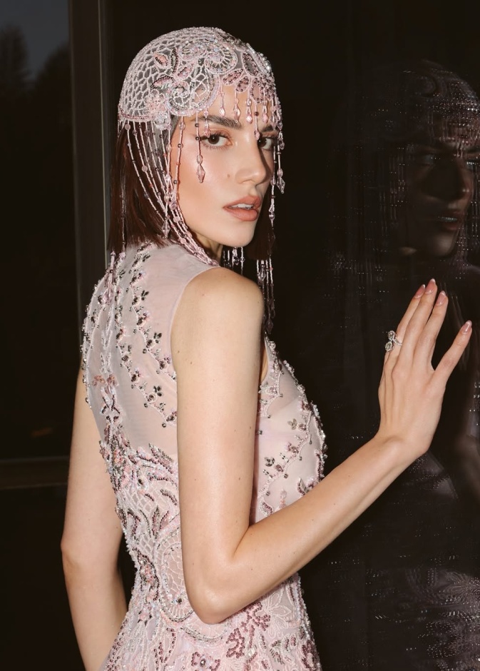 إطلالة سينتيا صموئيل بأكسسوار شعر  يناسب العروس