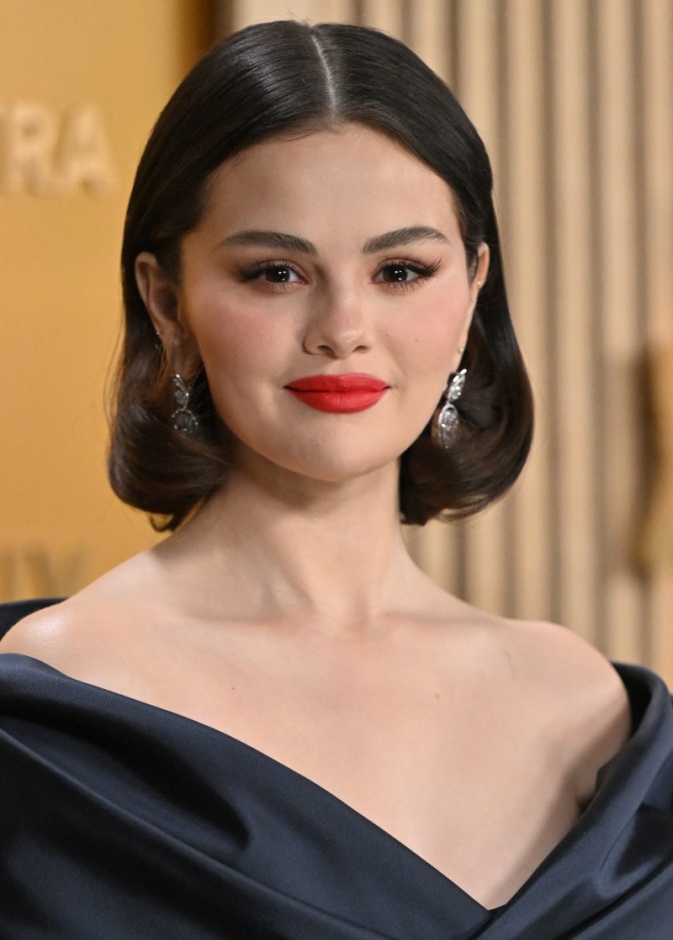 إطلالة Selena Gomez برسمات المكياج البني الفاتح