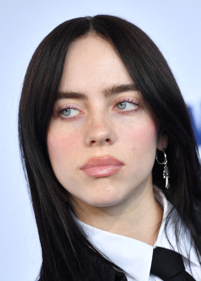 احصلي على بشرة بيلي إيليش المشرقة بهذه الخطوات السحرية