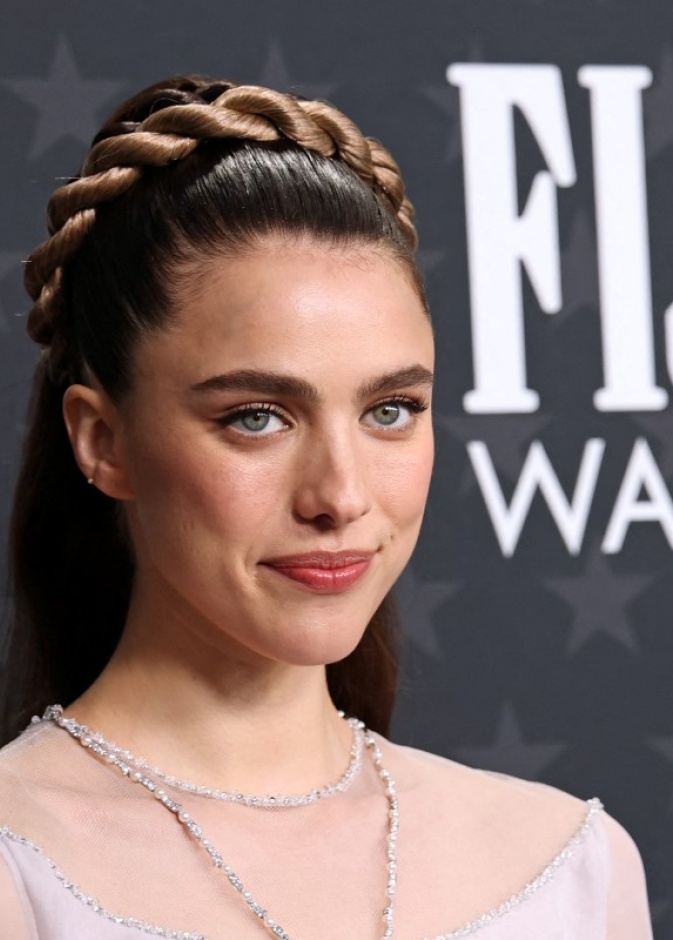اطلالة Margaret Qualley بتسريحات شعر الضفائر العريضة