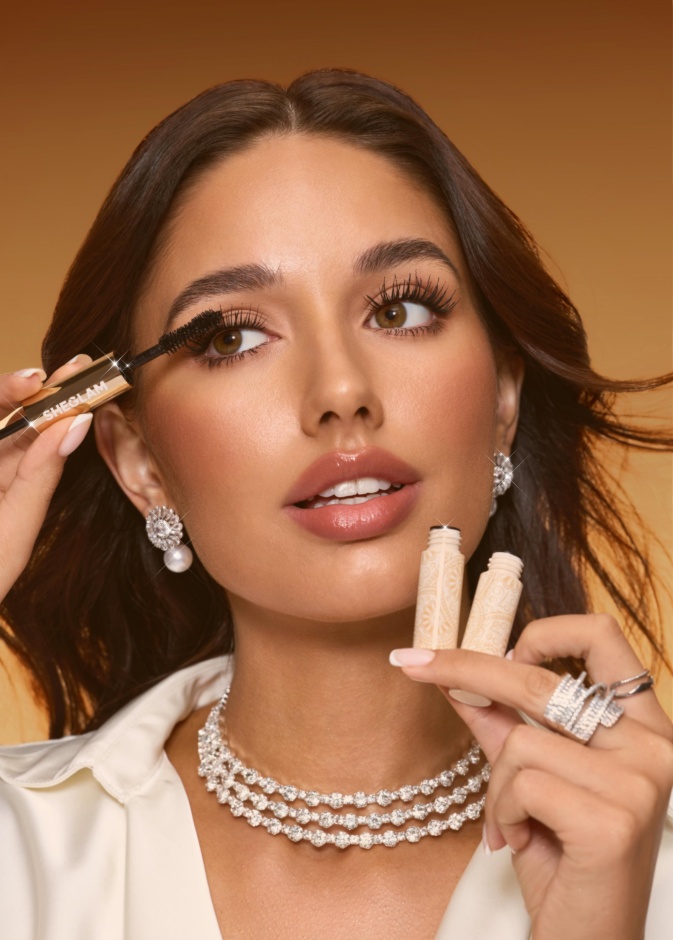 اغرمنا بالإطلالة الجمالية الفخمة التي تمنحنا اليها ماسكارا All-In-One 24K Multi-Effect من علامة SHEGLAM