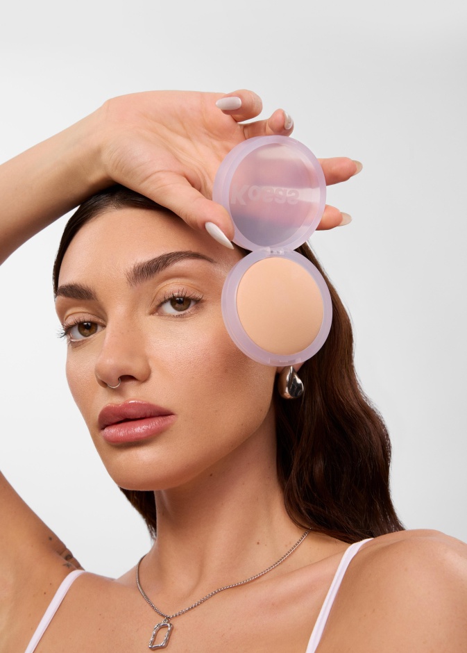 بودرة كلاود سيت برايتنينج علامة كوساسك