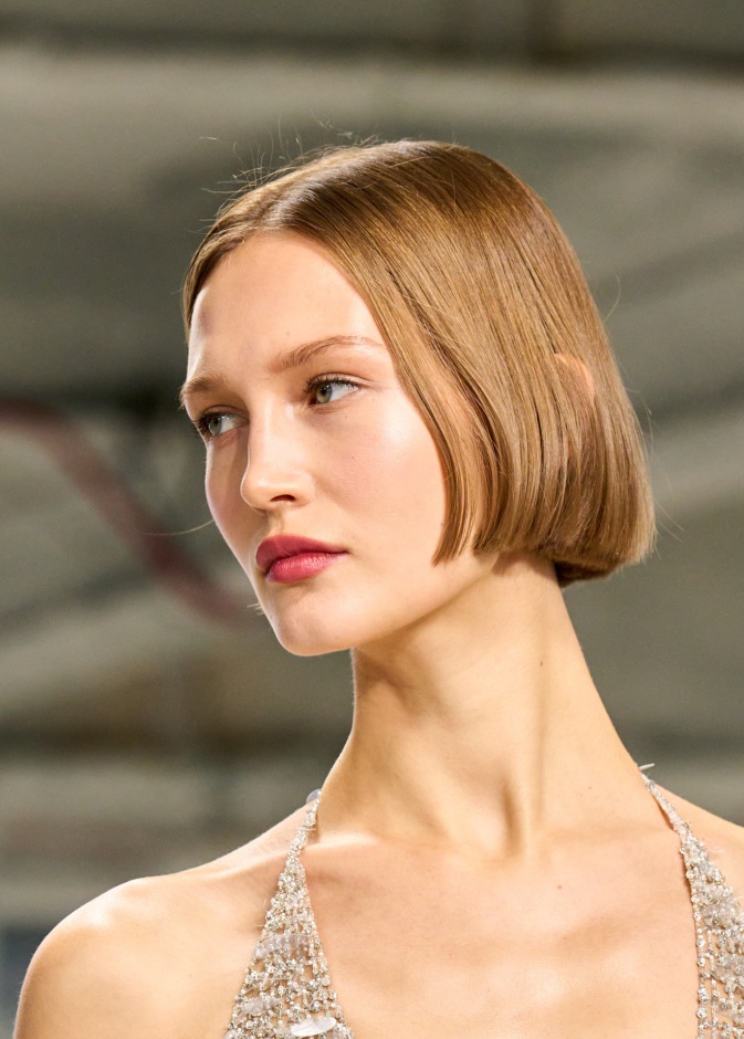  تسريحات الشعر الكاريه مع الخصل القصيرة من دار Carolina Herrera