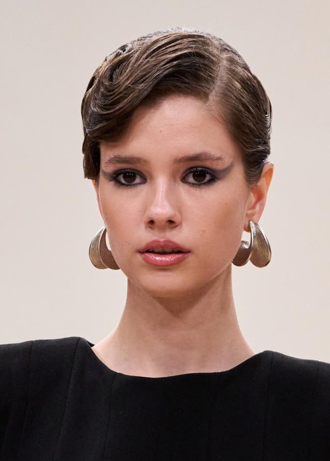 رسمات المكياج الدخاني بتدرجات رمادية  من دار Velvety Couture