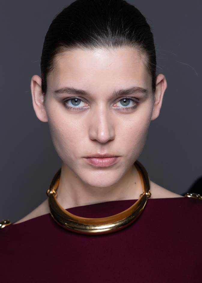 رسمات المكياج الفضي البراق من دار Altuzarra