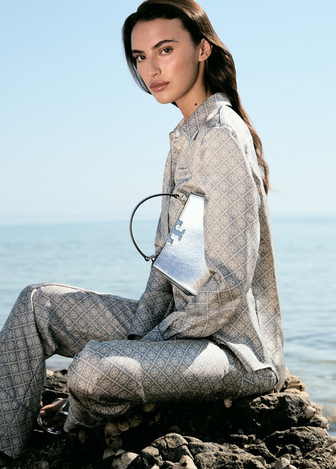 إطلالة من مجموعة Tory Burch الخاصة لرمضان 2025 