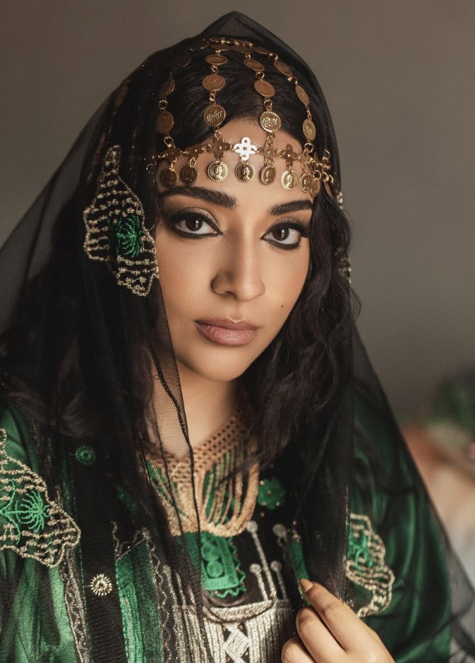 احتفلي بيوم التأسيس بإطلالة شعر شرقية مستوحاة من النجمة السعودية خيرية أبو لبن