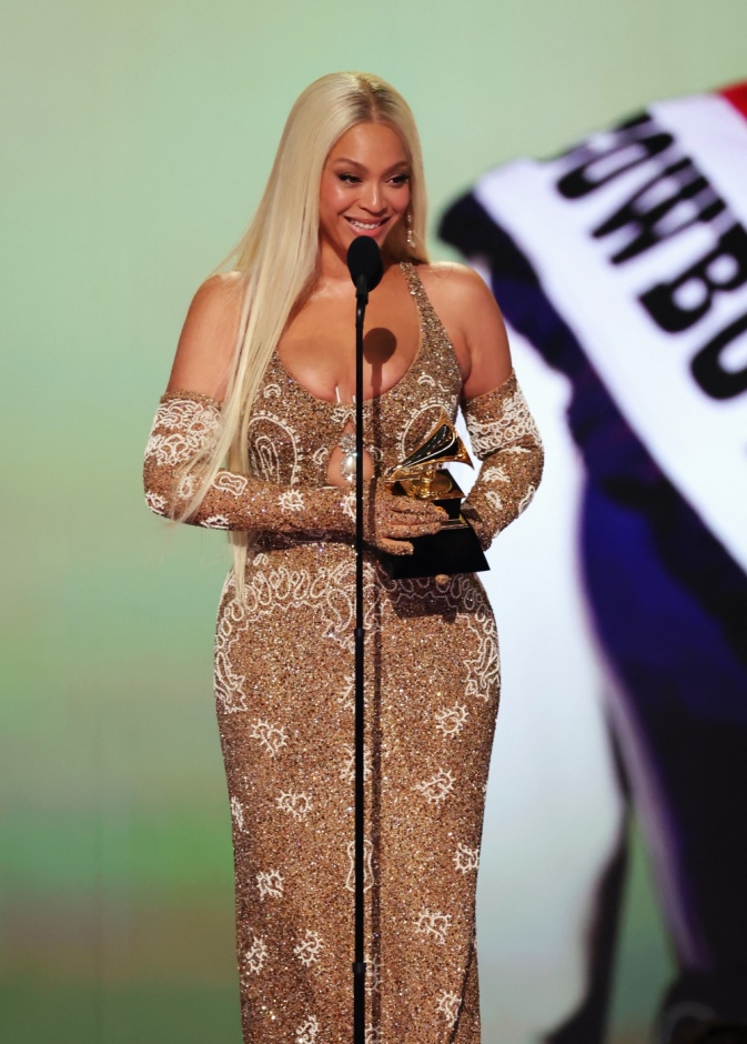 بين الغرابة والنعومة.. إطلالات النجمات تخطف الأنظار بتفاصيلها المبتكرة في حفل توزيع جوائز Grammy 2025