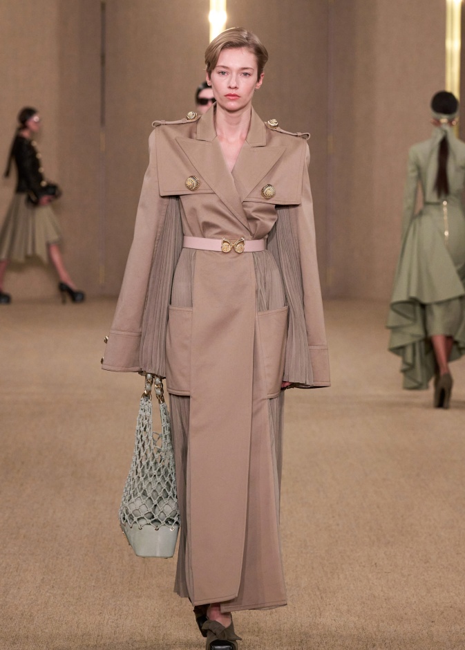 إطلالة من Balmain