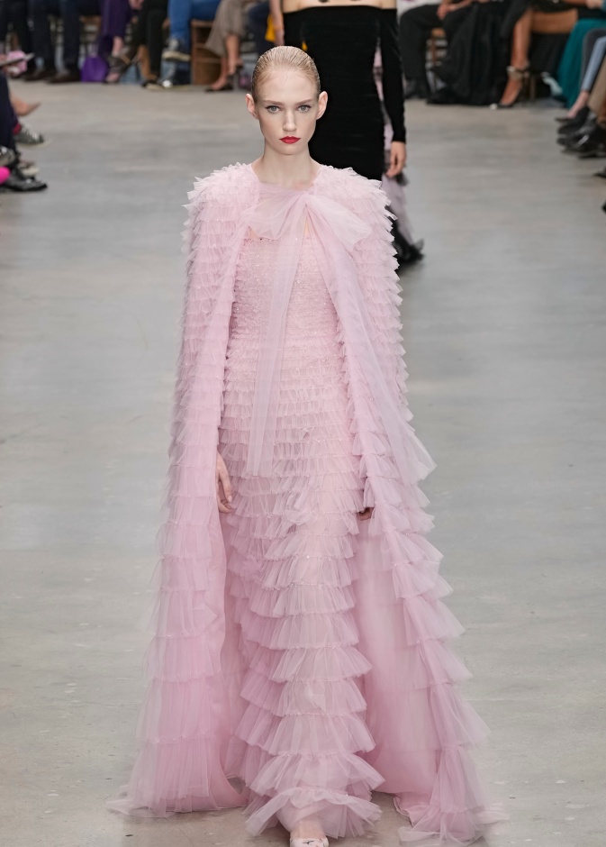 رومانسية وأناقة في فستان مع كاب من Carolina Herrera