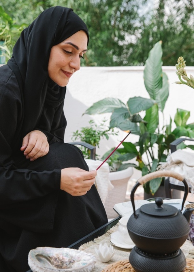 دانة الرحبي، كاتبة، ومعالجة بالصوت معتمدة، ومدربة سلام داخلي