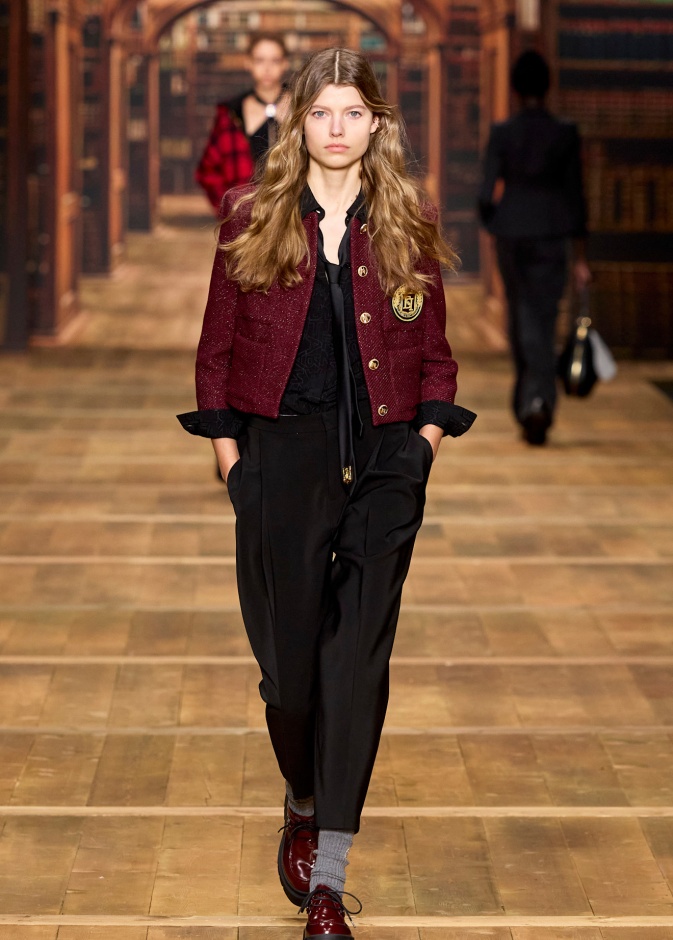 أناقة اللون البرغندي في جاكيت رسمي من Elisabetta Franchi 