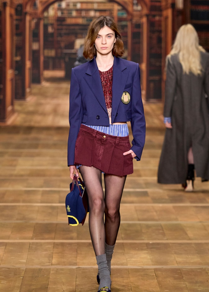  تنورة قصيرة لإطلالة رسمية من Elisabetta Franchi