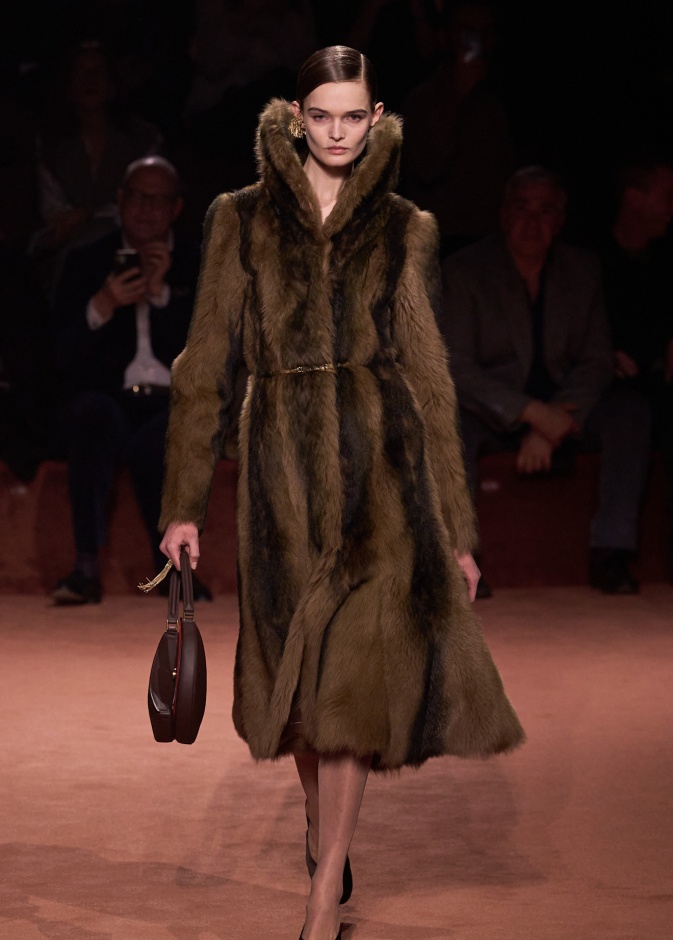 علامة Fendi تعرض أناقة تصاميمها مباشرة من ميلانو