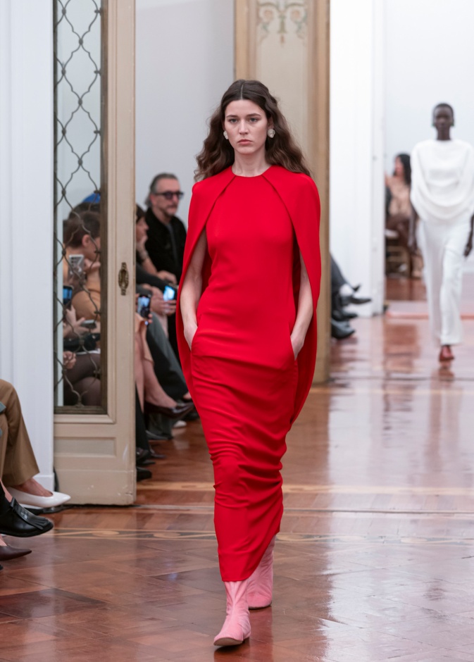 عرض أزياء Alberta Ferretti لموسم خريف وشتاء 2025
