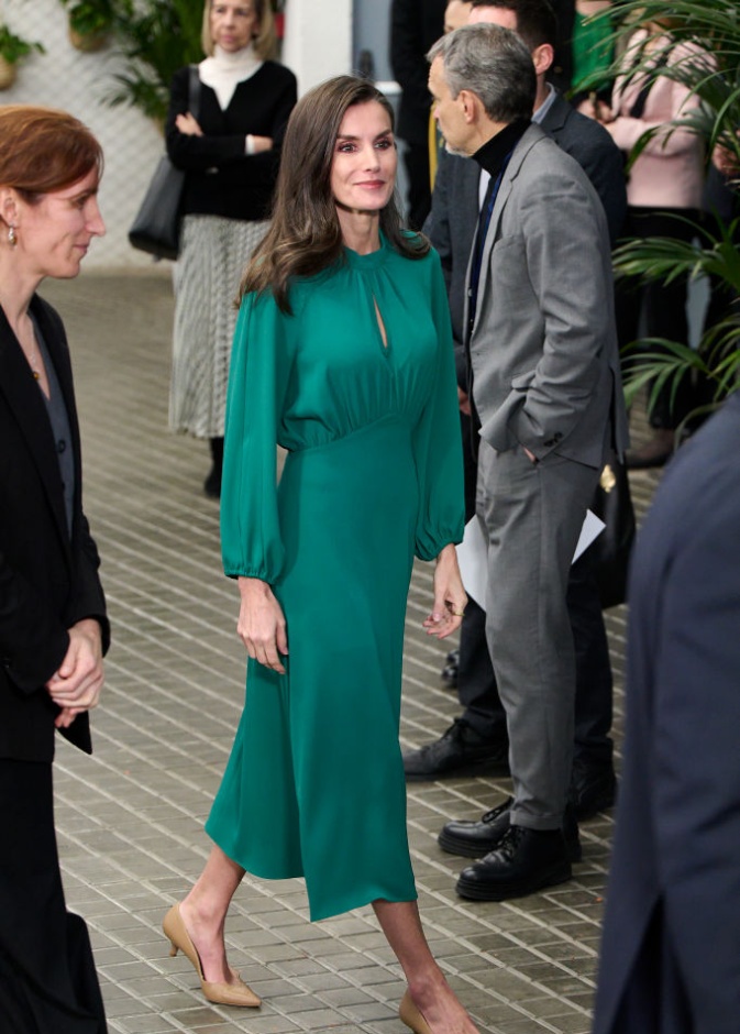 الملكة ليتيزيا تعيد إحياء سحر هوليوود بفستان معاد تدويره