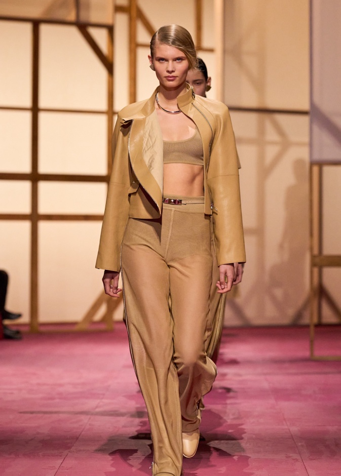 Hermès تدخل عالم الأزياء الراقية