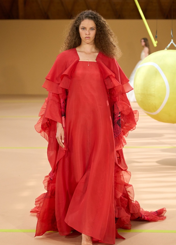 الأحمر على الفساتين صيحة لا مثيل لها لسهرة عيد الحب