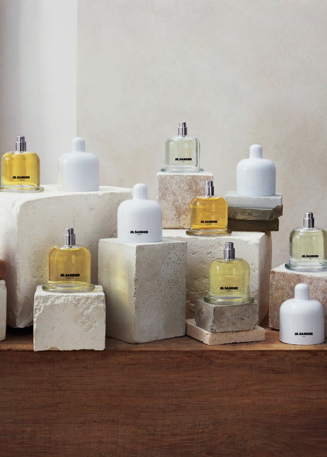 "جيل ساندر" تُطلق أوّل مجموعة عطور فاخرة بالتعاون مع "كوتي"