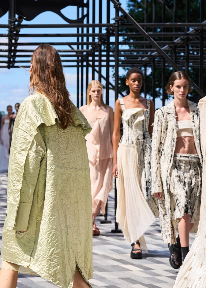 كل ما تحتاج معرفته عن عروض أسبوع الموضة في نيويورك لخريف وشتاء 2025 