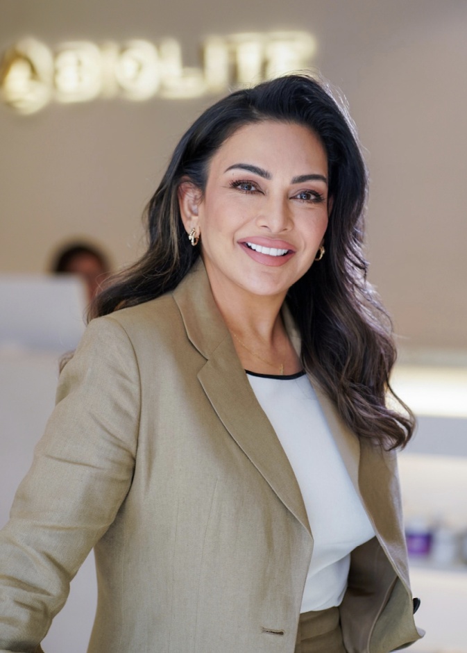 رحلة منى ميرزا في عالم الجمال والعافية والقيادة