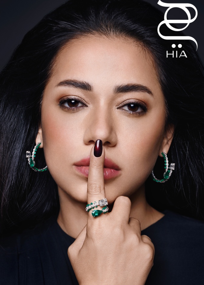 إضاءة على الإطلالات الجمالية للنجمة العراقية رحمة رياض نجمة غلاف "هي"