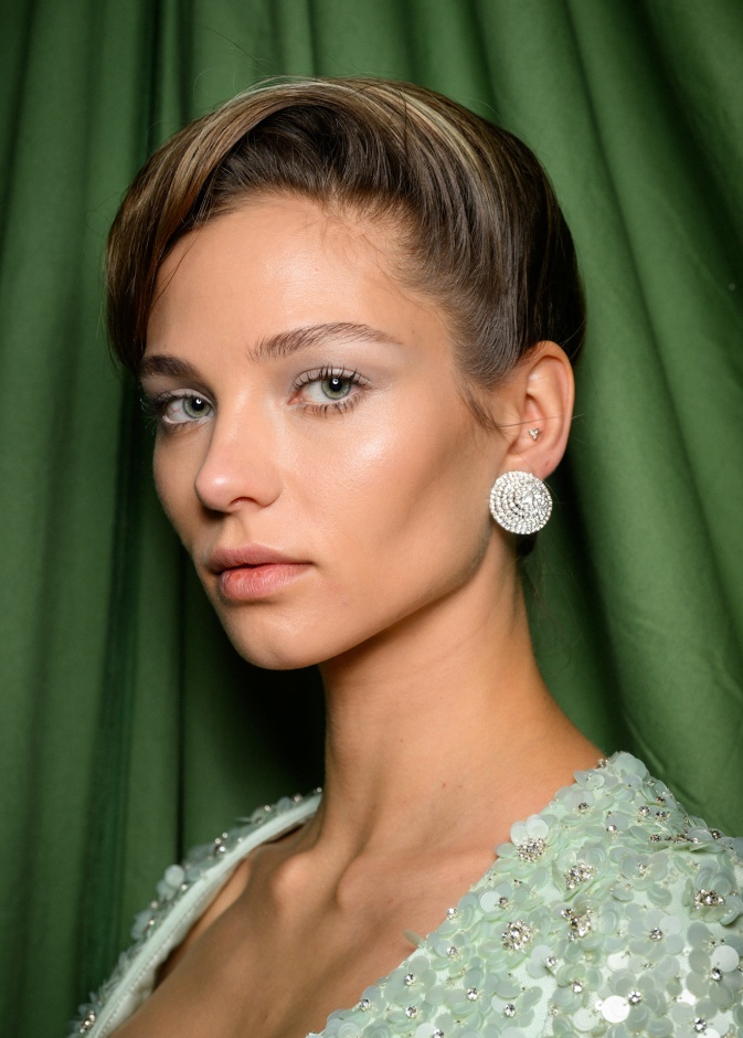 صيحات جمالية ملفتة مع بداية أسبوع الموضة في لندن لشتاء 2025