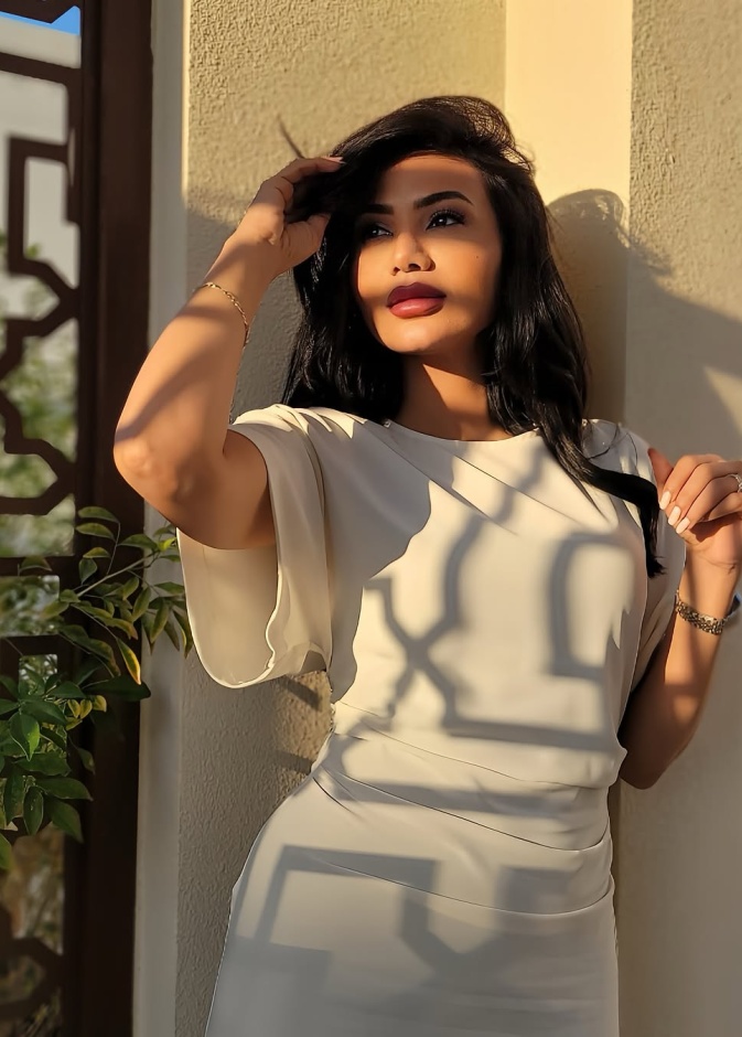 لبنى عبدالعزيز