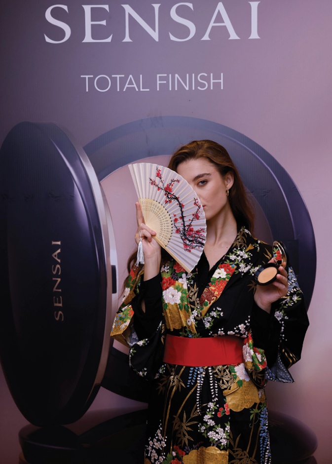 "سينساي" الفخامة اليابانية لبشرة حريرية وإطلالة مثالية في يوم الحب