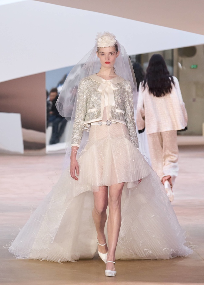 عروس شانيل من عرو ربيع وصيف 2025 للأزياء الراقية