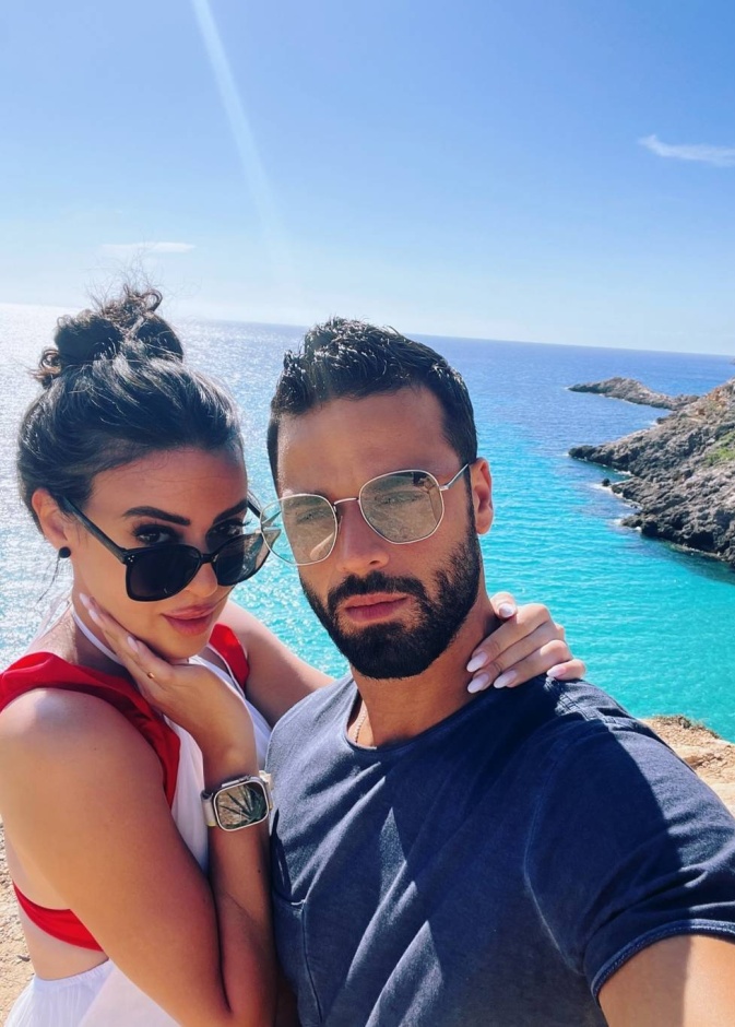 ميرنا نور الدين في رحلة بحرية مع زوجها بمناسبة ذكرى زواجها