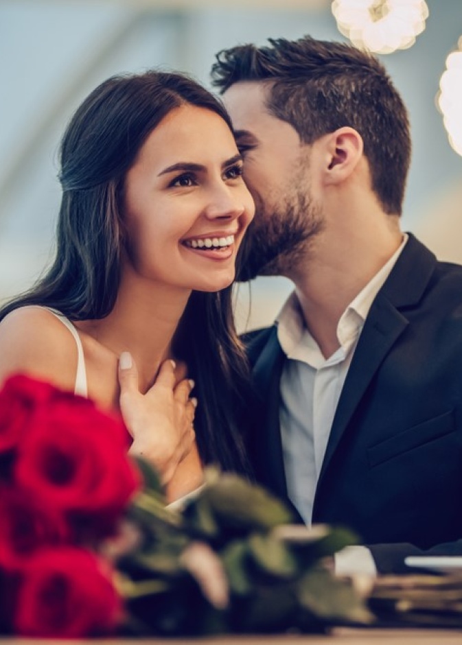 اكتشفي الرجال الأكثر رومانسية بين الأبراج وكيف يعبرون عن حبهم