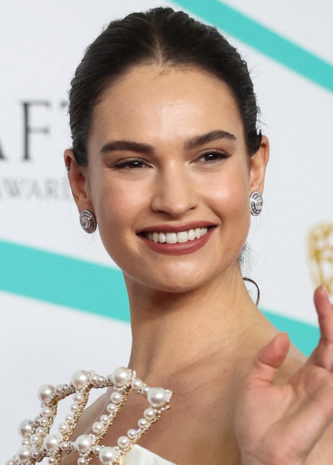 أسرار جمال ليلي جيمس من العناية بالبشرة إلى المكياج المثالي