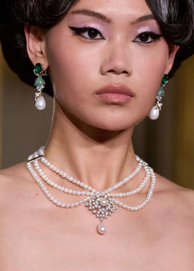 أقراط  Jade Pearl Berry Earrings من Anabela Chan