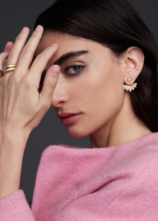 أقراط Lotus Courage من  Nada Ghazal