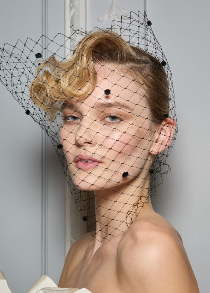 سهرات الربيع لا تكتمل إلا بأجمل أكسسوارات شعر الشبك والورود المميزة