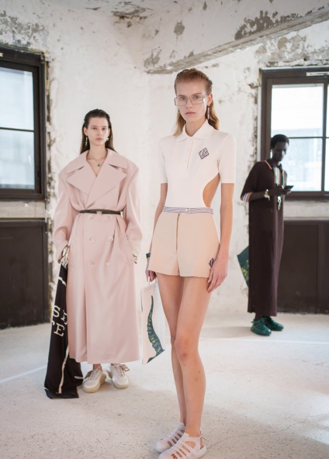 إطلالات لإبراز الطول بحذاء رياضي