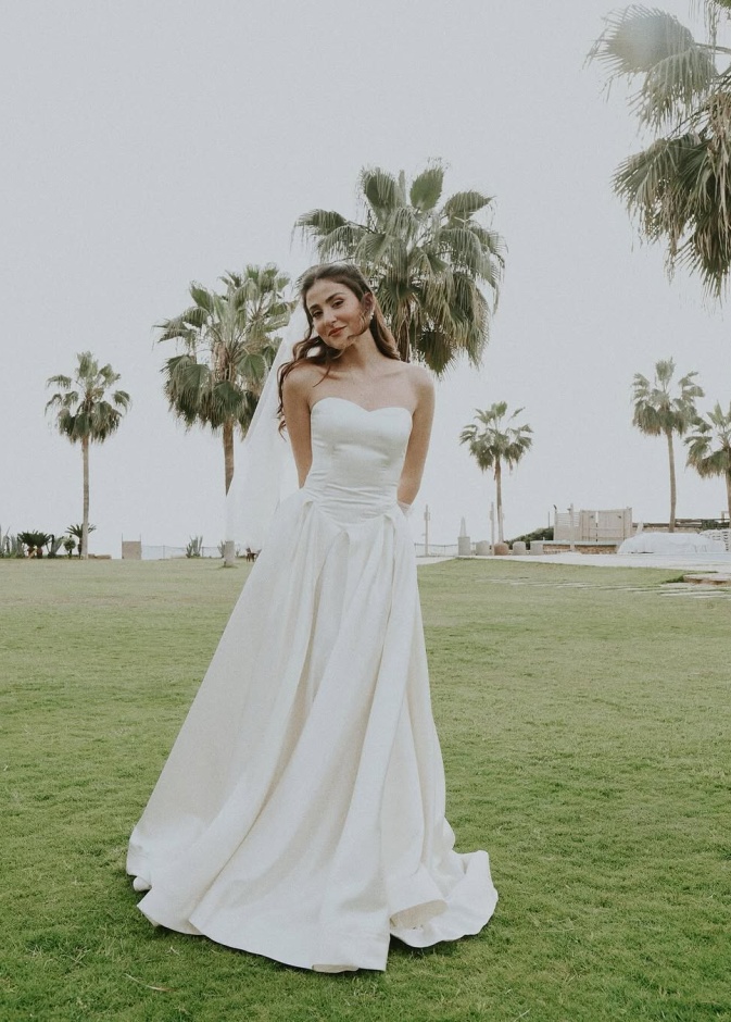 إطلالة عرائسية كلاسيكية لـ مارلين نعمان تُتوج قصة حبها في مسلسل "بالدم" وهذه التفاصيل