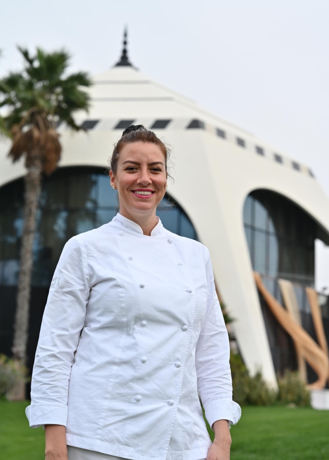 الشيف بيثاني كعدي بجانب المجلس الملكي في نادي الإمارات للجولف