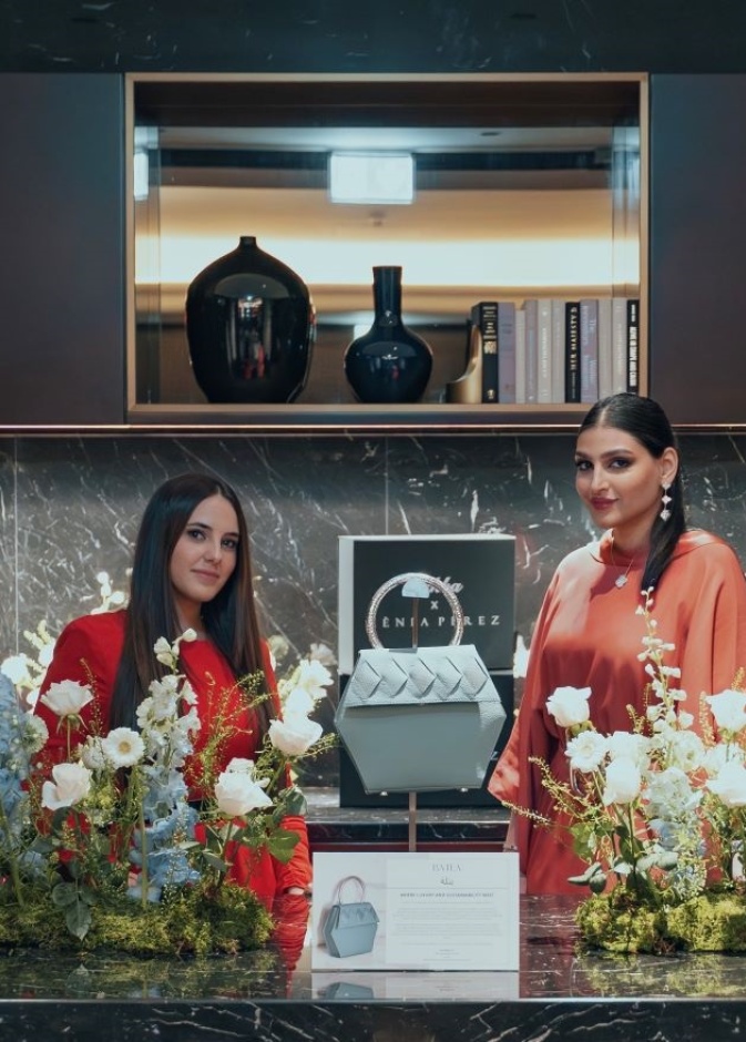 خاص بـ "هي": مصممة الحقائب السعودية عذبه البسام تكشف تفاصيل التعاون المبتكر بين علامة Athba والعلامة الإسبانية xéna pérez 