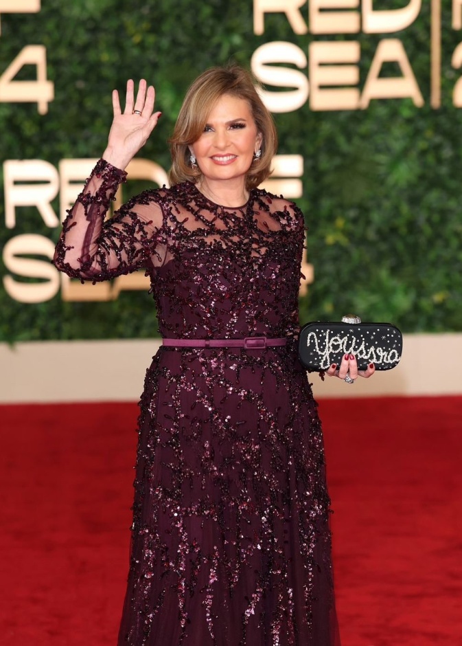 يسرا في عيد ميلادها.. إطلالات متفردة تُبرز أناقتها في أزياء السهرة