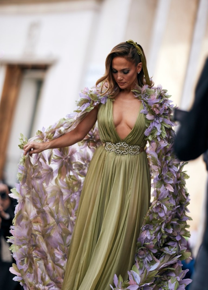 جينيفير لوبيز بفستان من مجموعة المصمم إيلي صعب ربيع صيف 2024